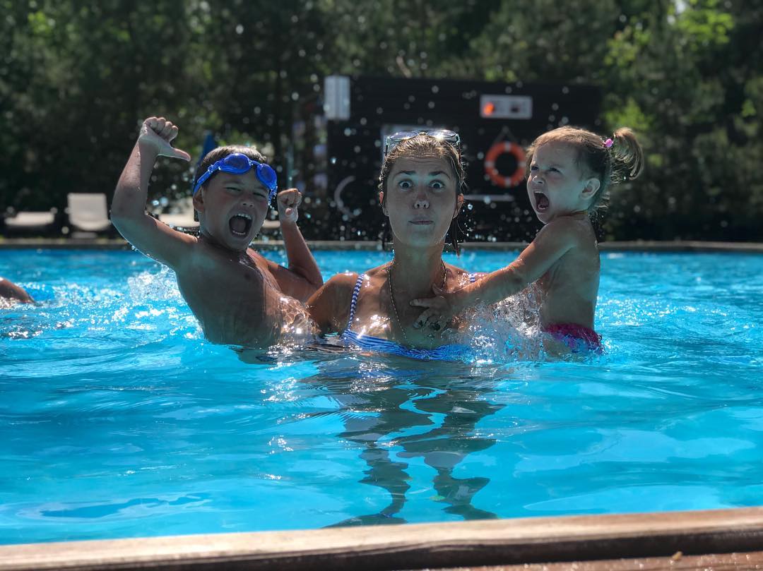 1080x809, 107 Kb / Бассейн, мама, дети, очки