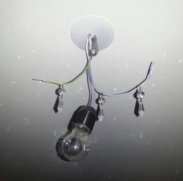 602x595, 18 Kb / люстра, лампа, провода, висюльки