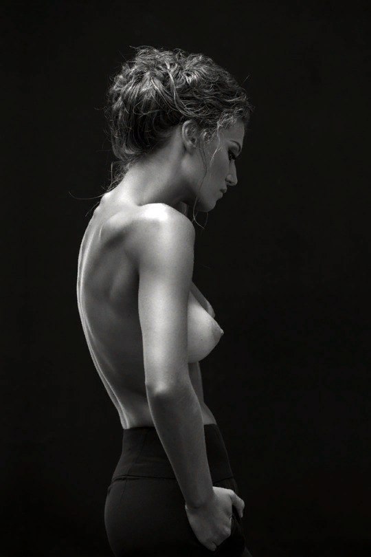 540x810, 37 Kb / ч/б, топлесс, сиськи