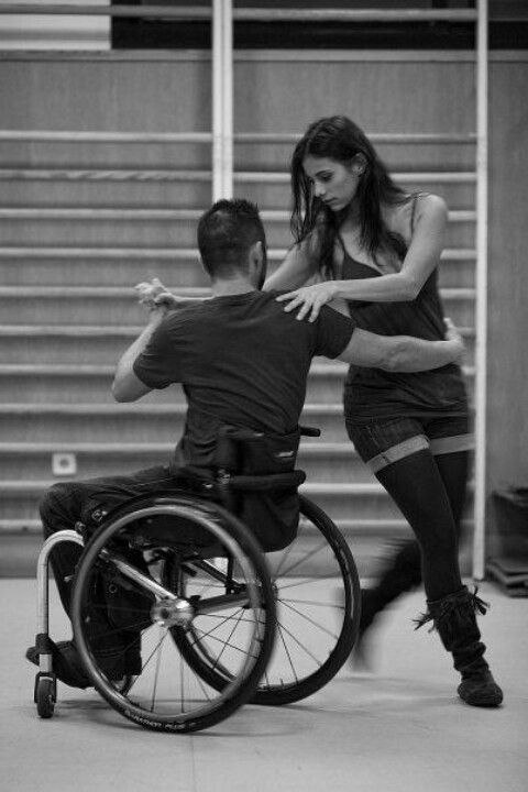 480x720, 48 Kb / инвалид, коляска, танцы, ч/б