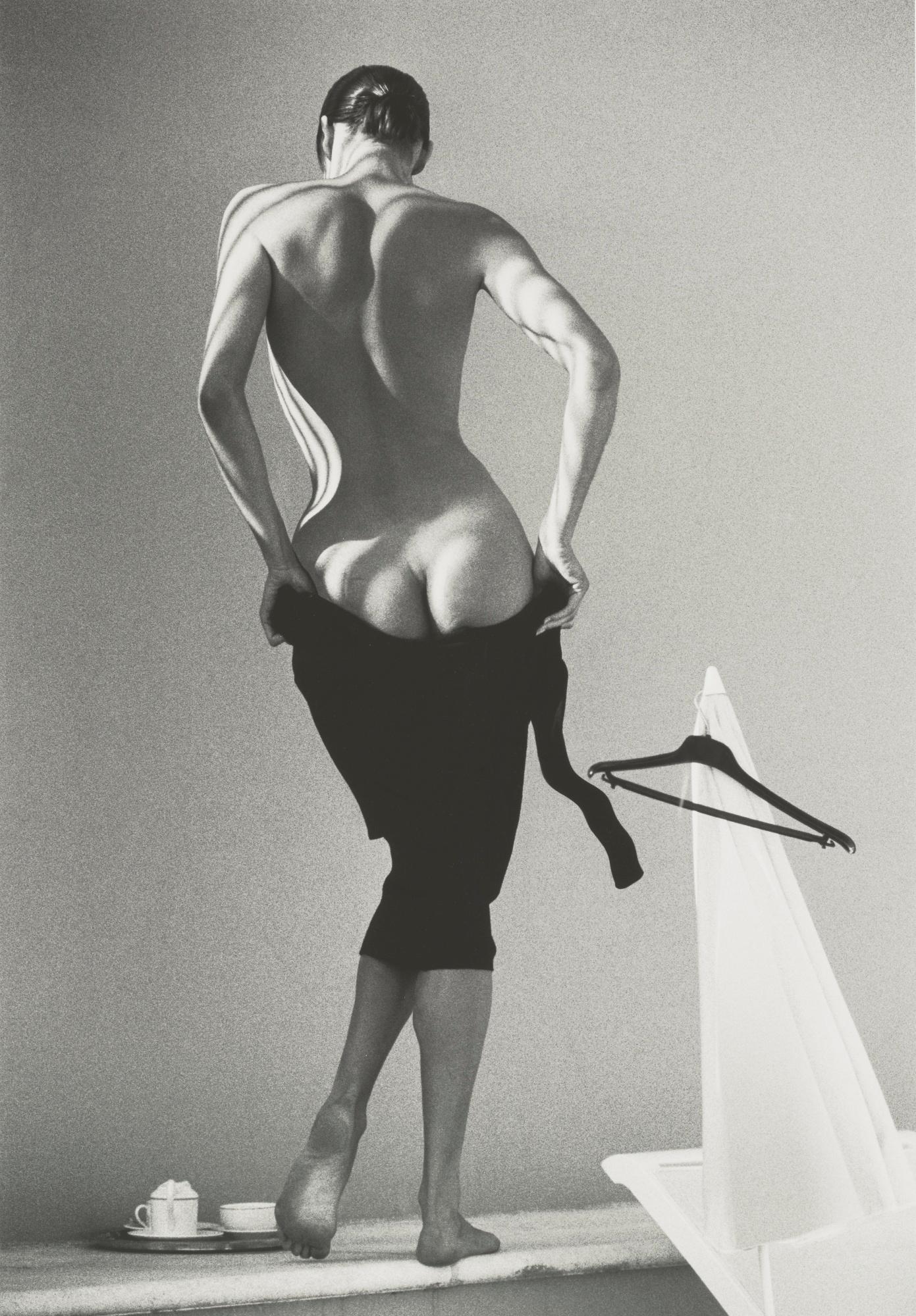 1391x2000, 412 Kb / чашки, ч/б, попа, фигура, вешалка