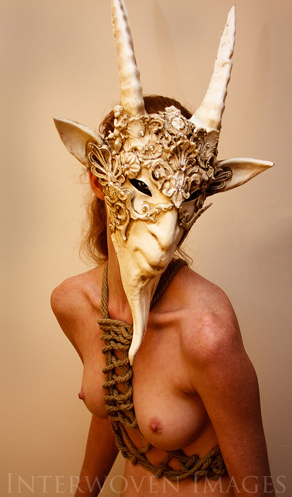 588x1000, 206 Kb / девка, маска, козёл, верёвка, коза