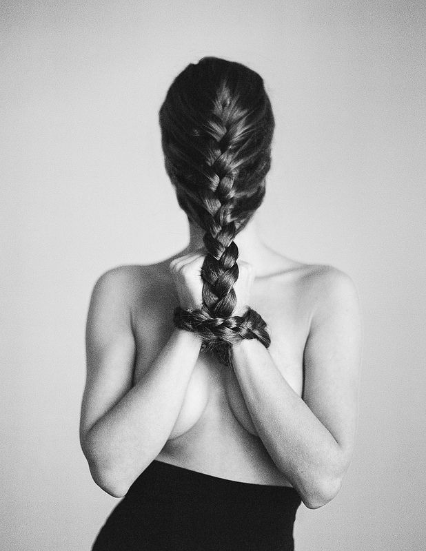 618x800, 60 Kb / девка, волосы, коса, связанная, ч/б