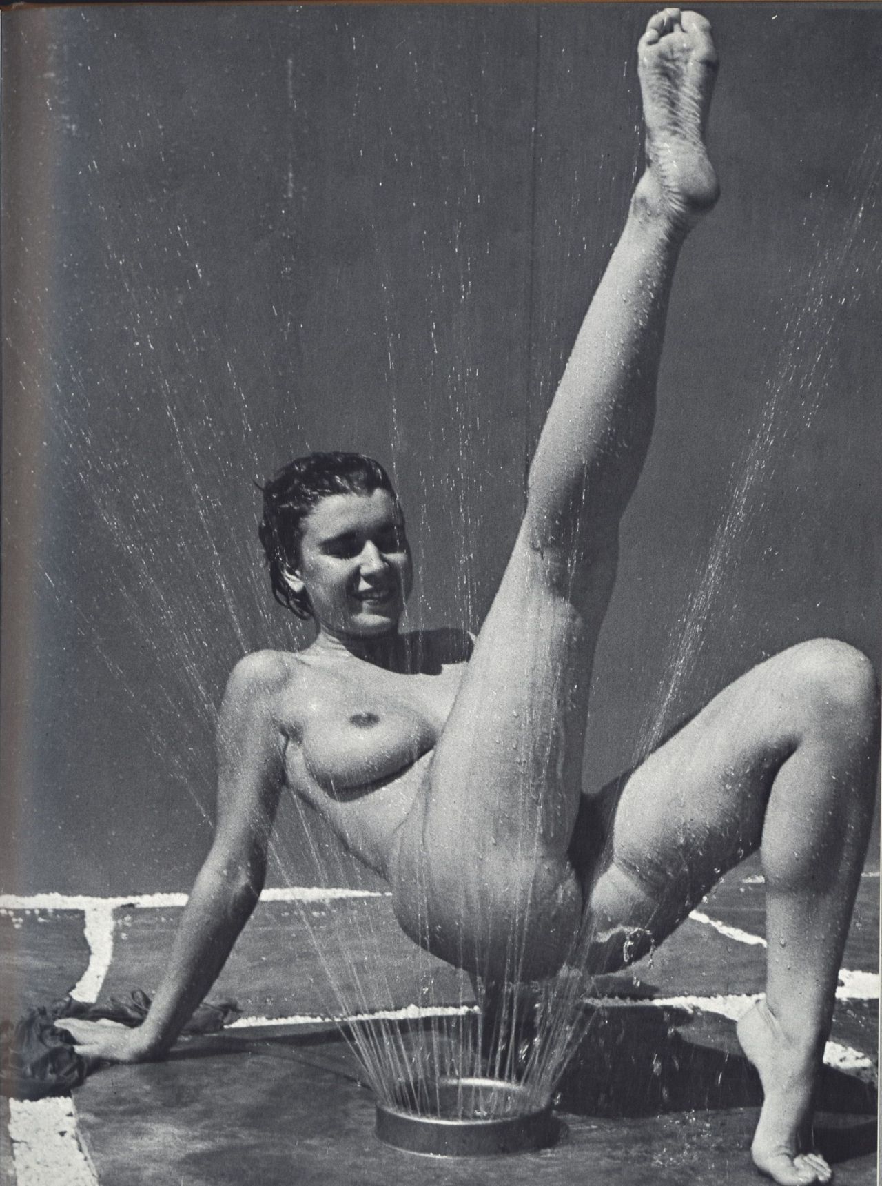 1280x1721, 297 Kb / девка, брызги, нога, душ, фонтан, ч/б, ретро