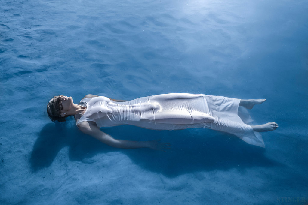 1024x683, 96 Kb / вода, море, дно, русалка, платье, лобок, повязка, Виктор Стингер