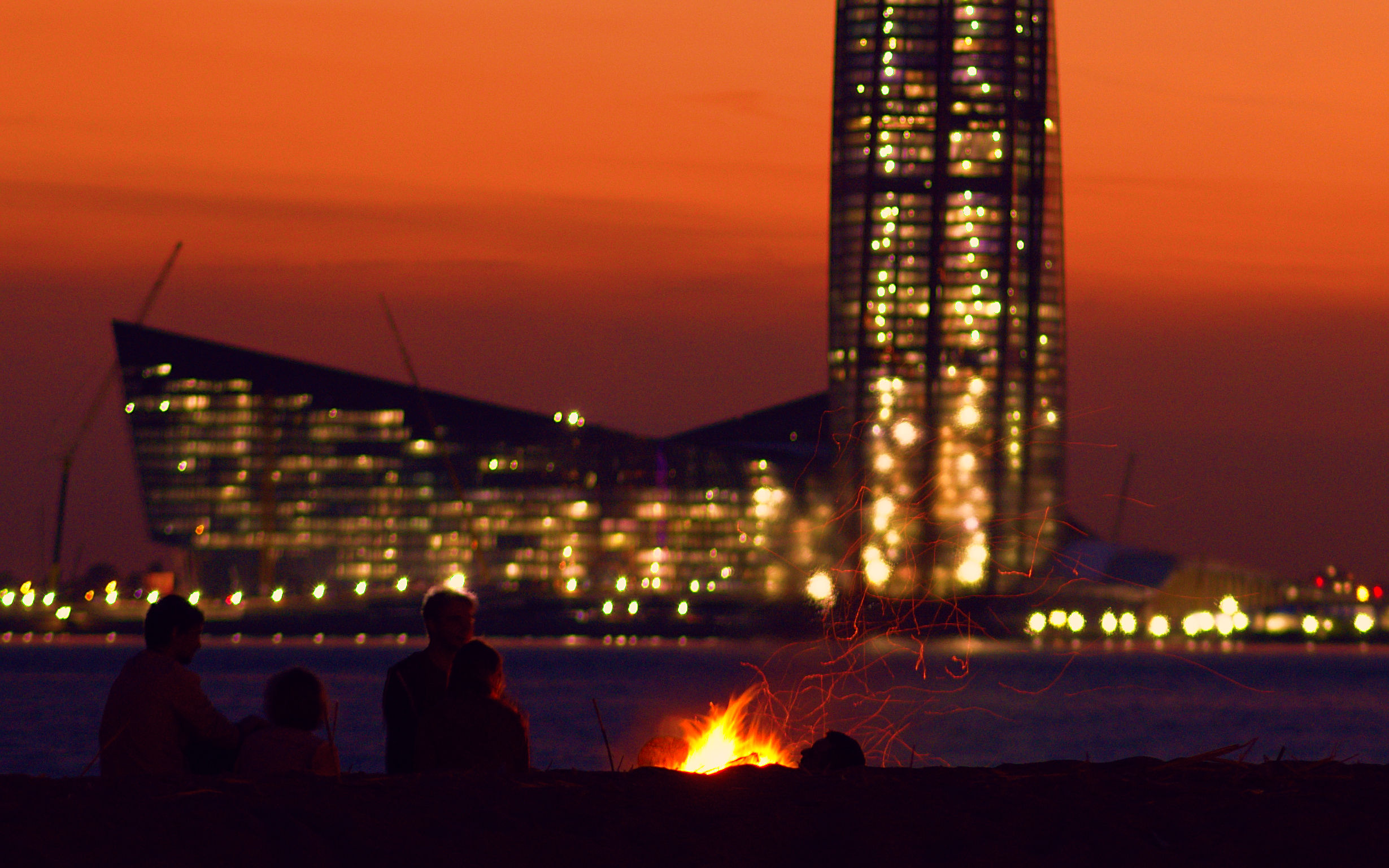 2459x1537, 609 Kb / вечер, закат, костёр, лето, Лахта Центр, голова