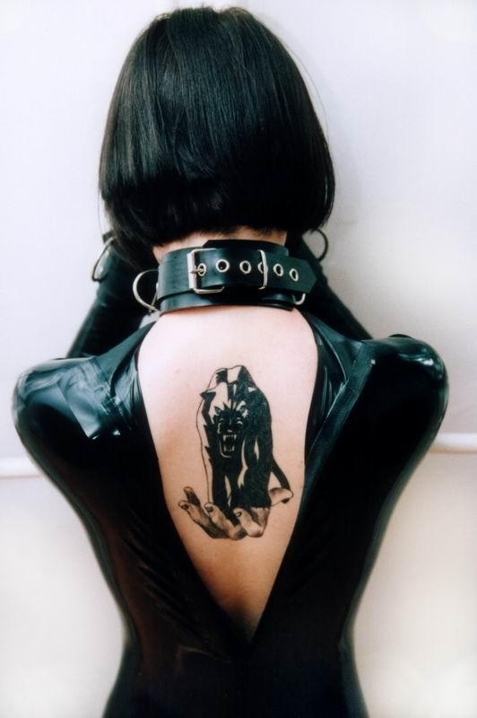 532x800, 44 Kb / девка, ошейник, спина, рука, тату, пантера