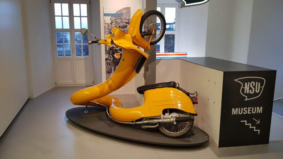 900x507, 43 Kb / музей, скутер, мотороллер, скульптура, nsu