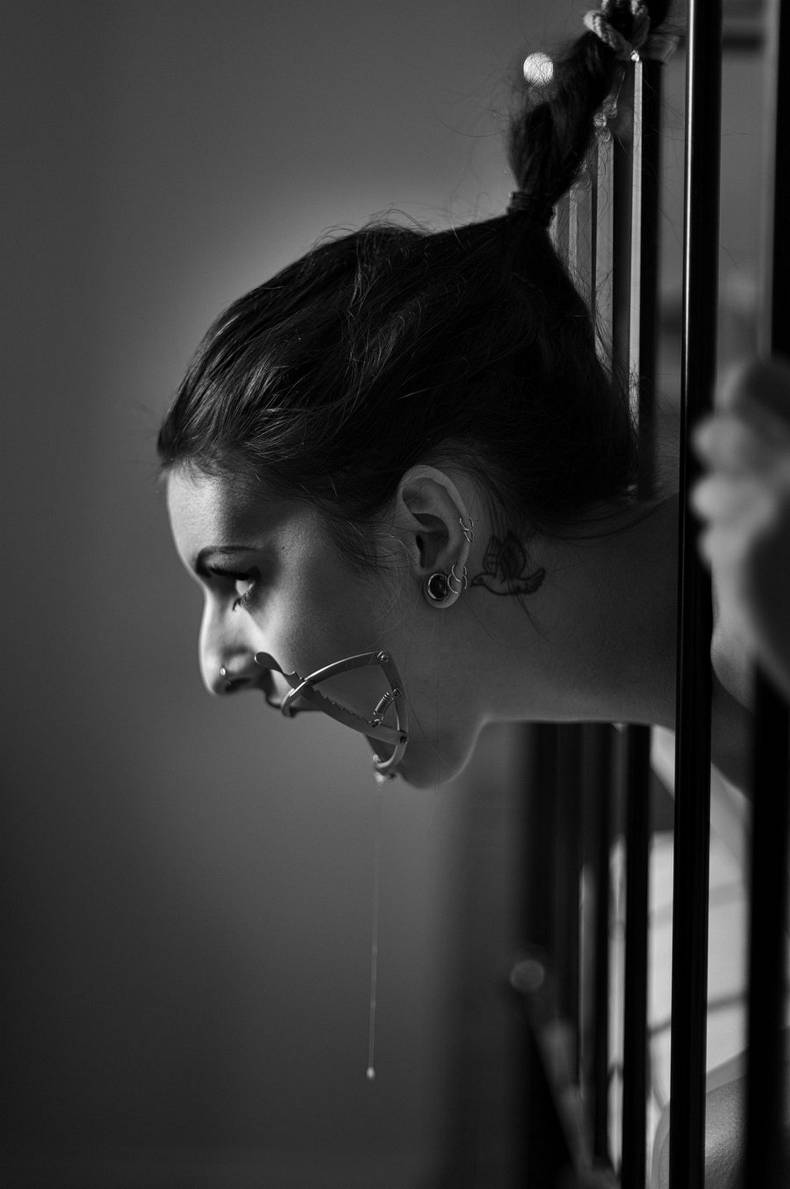 1133x1704, 255 Kb / девка, решётка, расширитель, слюни, бдсм, ч/б