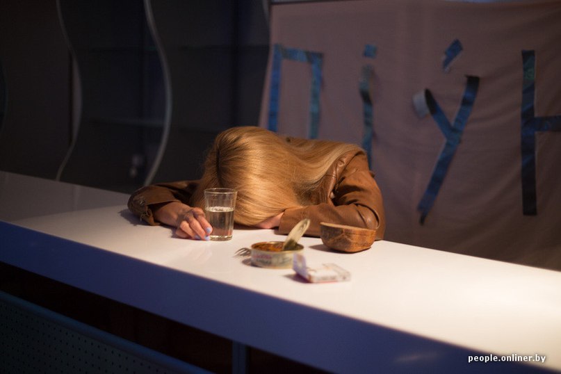 807x538, 44 Kb / девка, бухлишко, закусь, п'е, пьёт