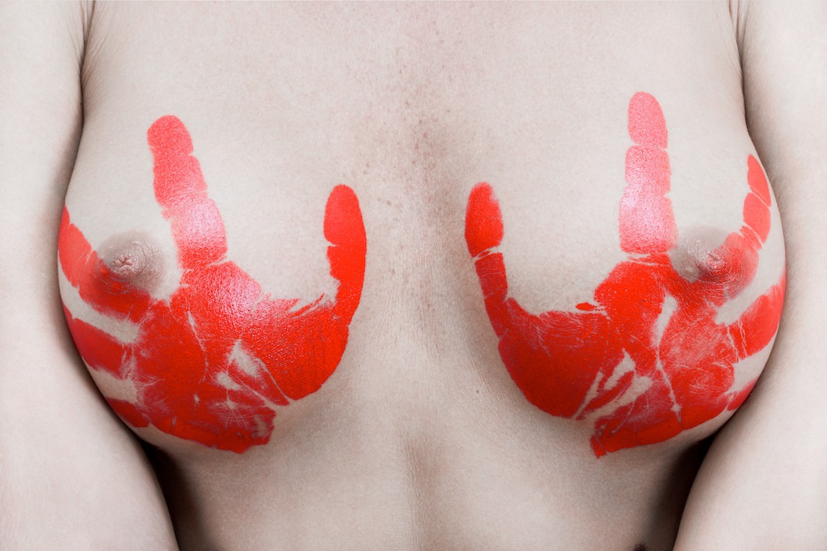 1200x800, 203 Kb / сиськи, руки, краска, отпечатки