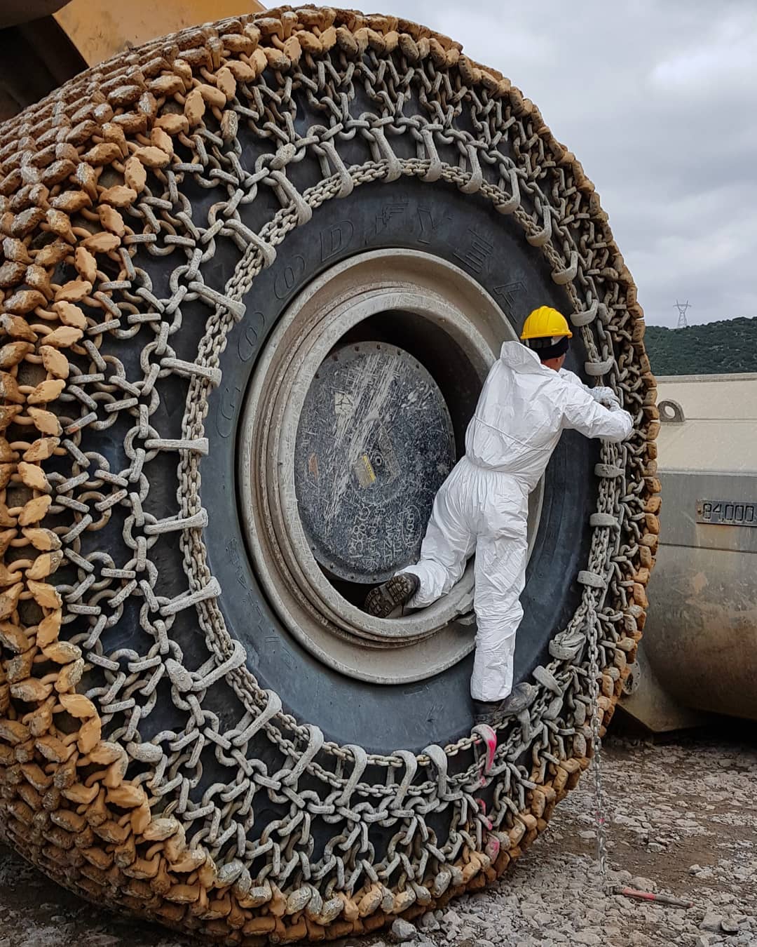 1080x1350, 236 Kb / колесо, цепь, рабочий