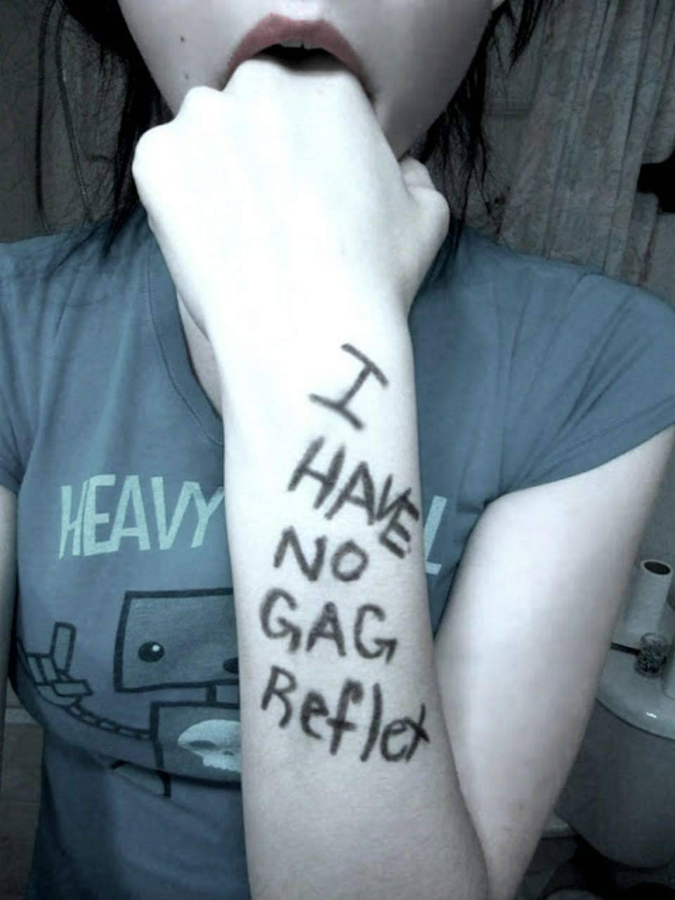 960x1280, 72 Kb / девка, пальцы, надпись, рвотный, рефлекс