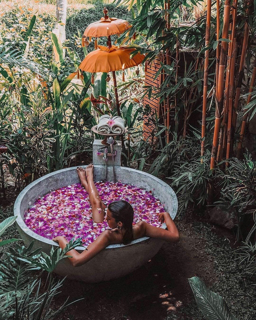 1024x1280, 639 Kb / ванна, голая, брюнетка, лепестки, зонтики