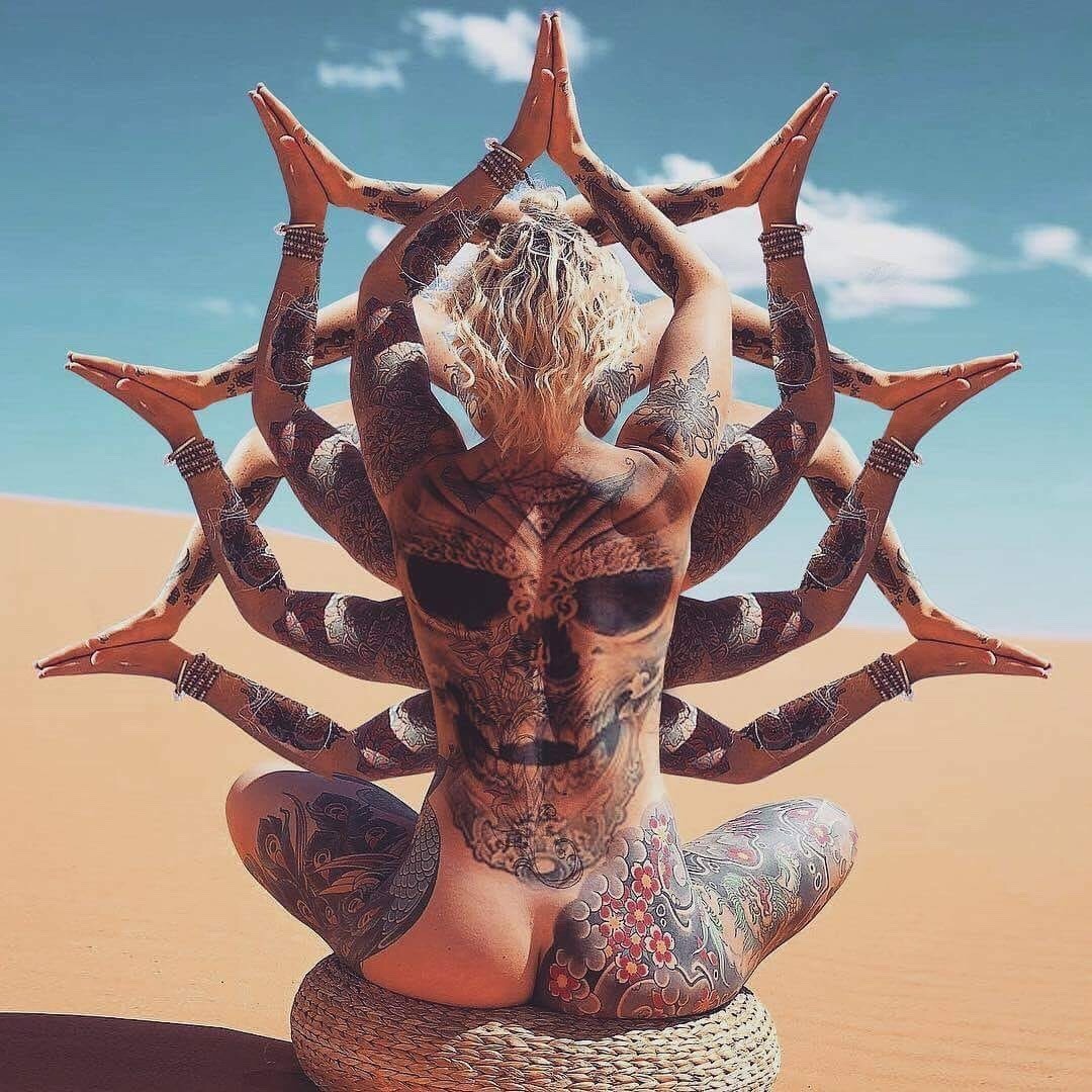 1080x1080, 230 Kb / девка, тату, череп, многорук, фотошоп