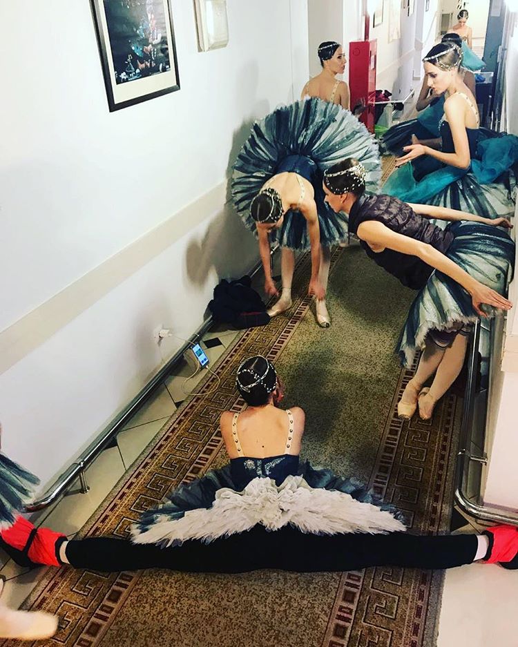 750x937, 143 Kb / балерины, шпагат, футбол, ковер