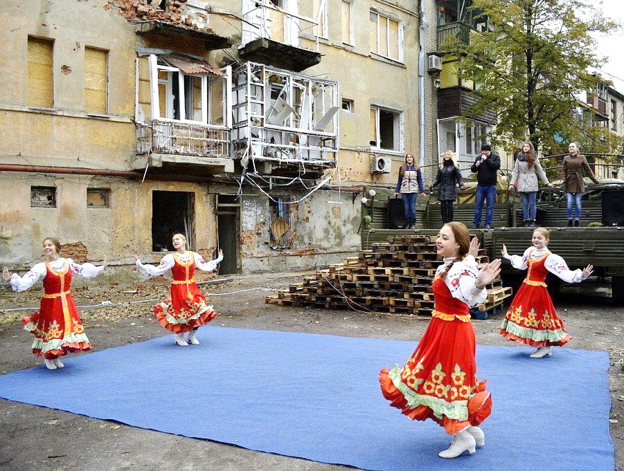 901x681, 333 Kb / срач, поддоны, развалины, девки, пляски