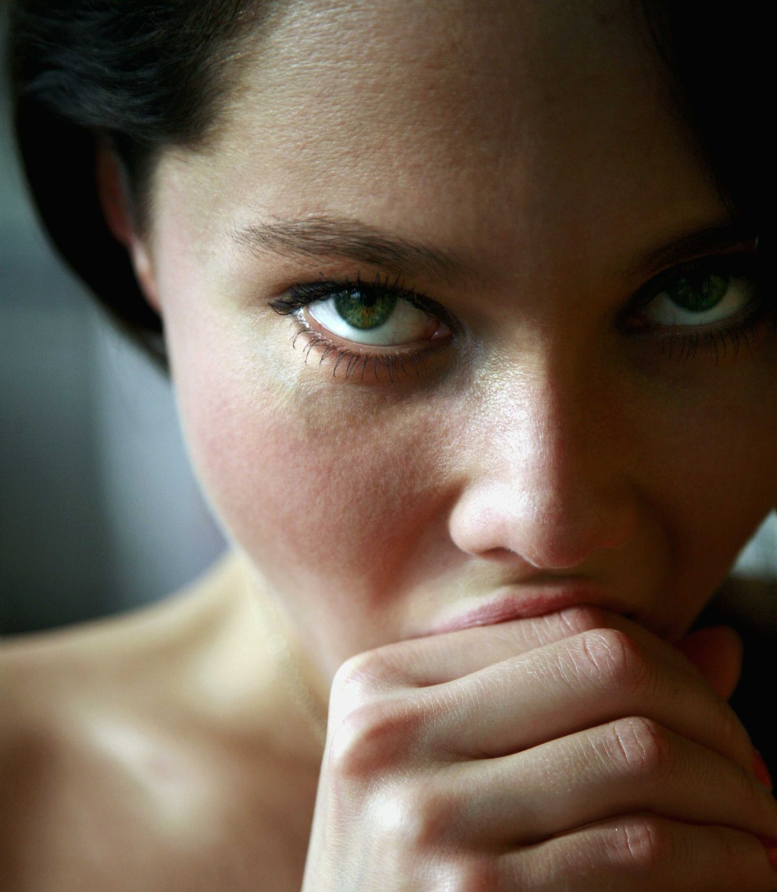 1115x1280, 225 Kb / девушка, портрет, кашляет, минет, рука, зеленоглазая, взгляд, брюнетка