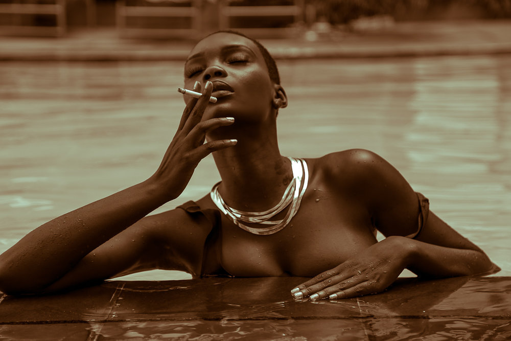 1000x667, 96 Kb / ожерелье, бассейн, негритянка, сигарета