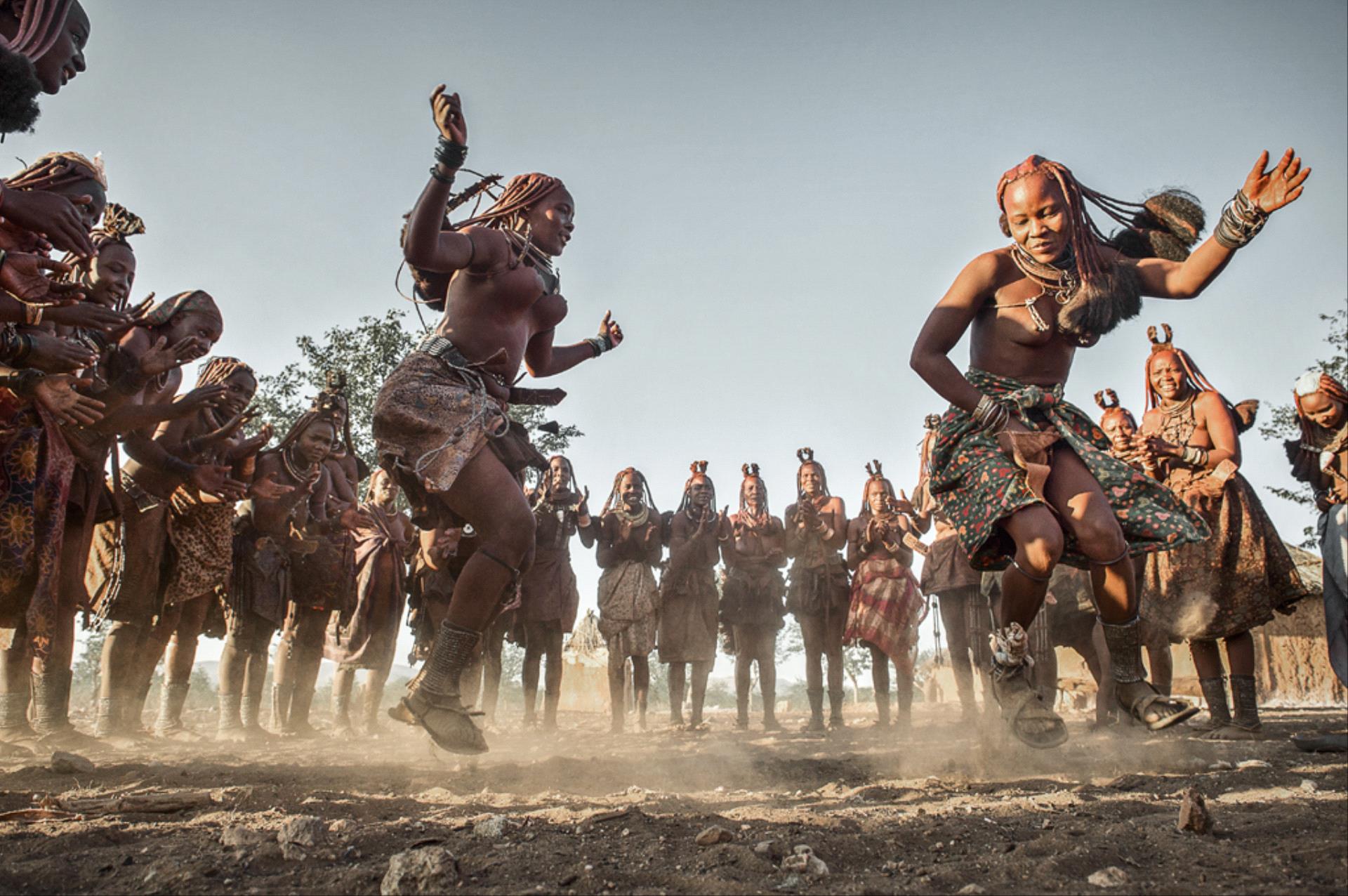 1920x1276, 308 Kb / танец, негритянки, пыль