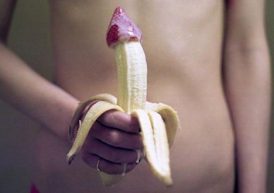 560x395, 18 Kb / рука, банан, клубника, сливки