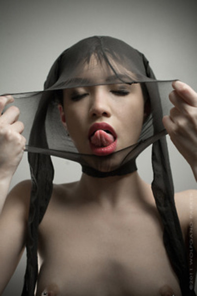 400x600, 44 Kb / азиатка, колготки, язык, как бы намекает