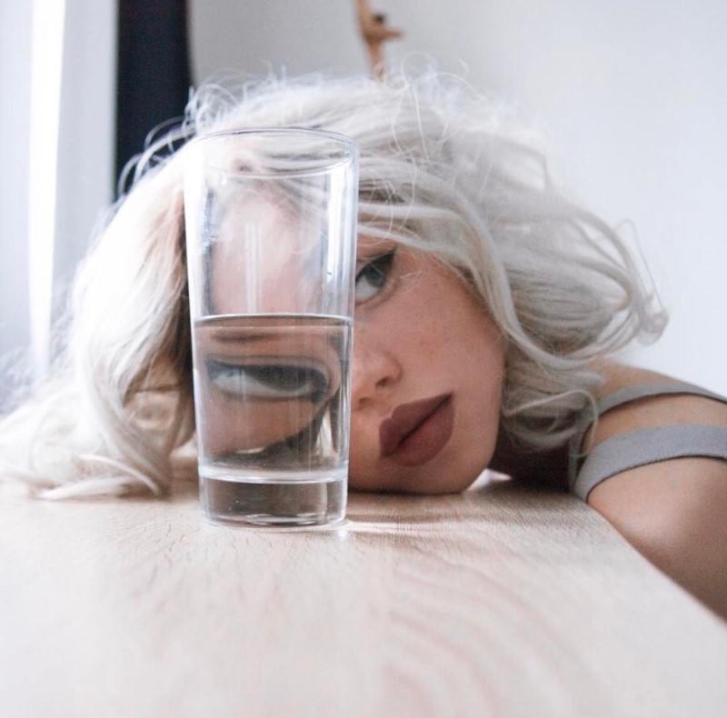 800x790, 83 Kb / девка, губищи, стакан, глаз, преломление