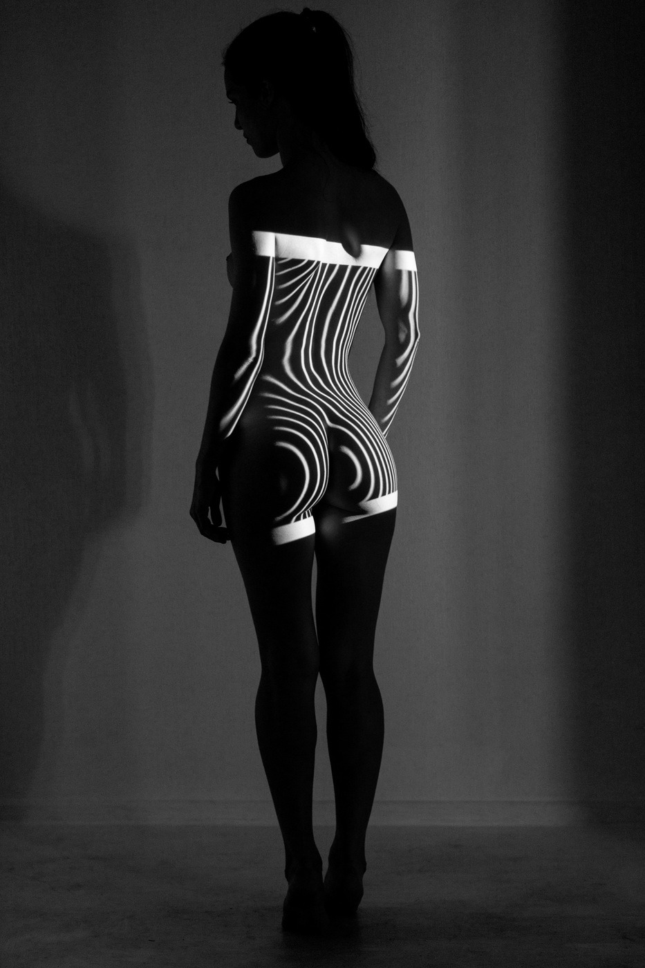 933x1400, 220 Kb / тень, голая, чулки, показалось, полосы, ч/б