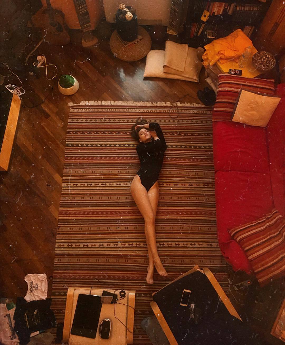 1080x1308, 150 Kb / женщина, боди, диван, ковер, полосатый