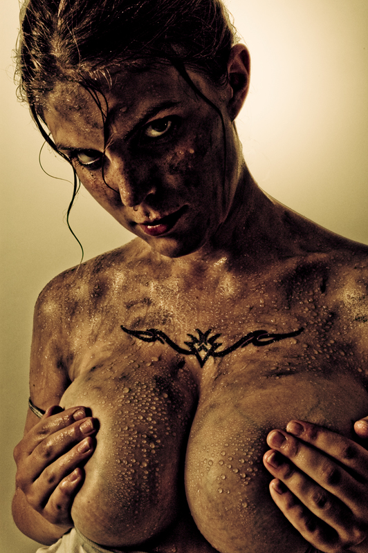 532x800, 419 Kb / девка, чумазая, сытные, тату, капли, взгляд