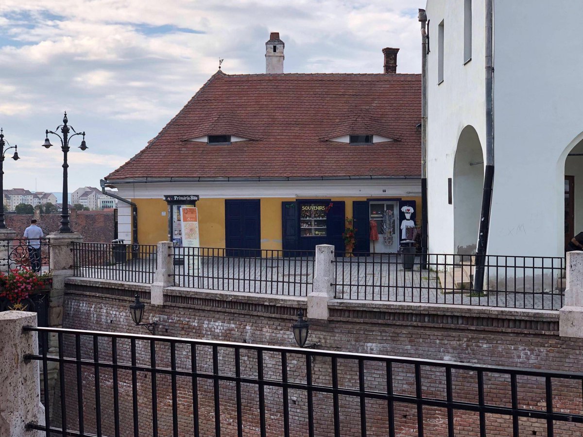 1200x900, 242 Kb / магазин, сувениры, крыша, глаза