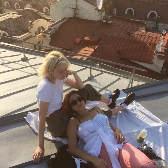 564x564, 89 Kb / крыша, девушки, пикник