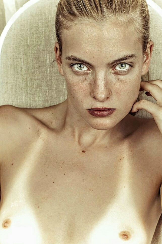 643x964, 144 Kb / девка, блондинка, угрюмая, взгляд