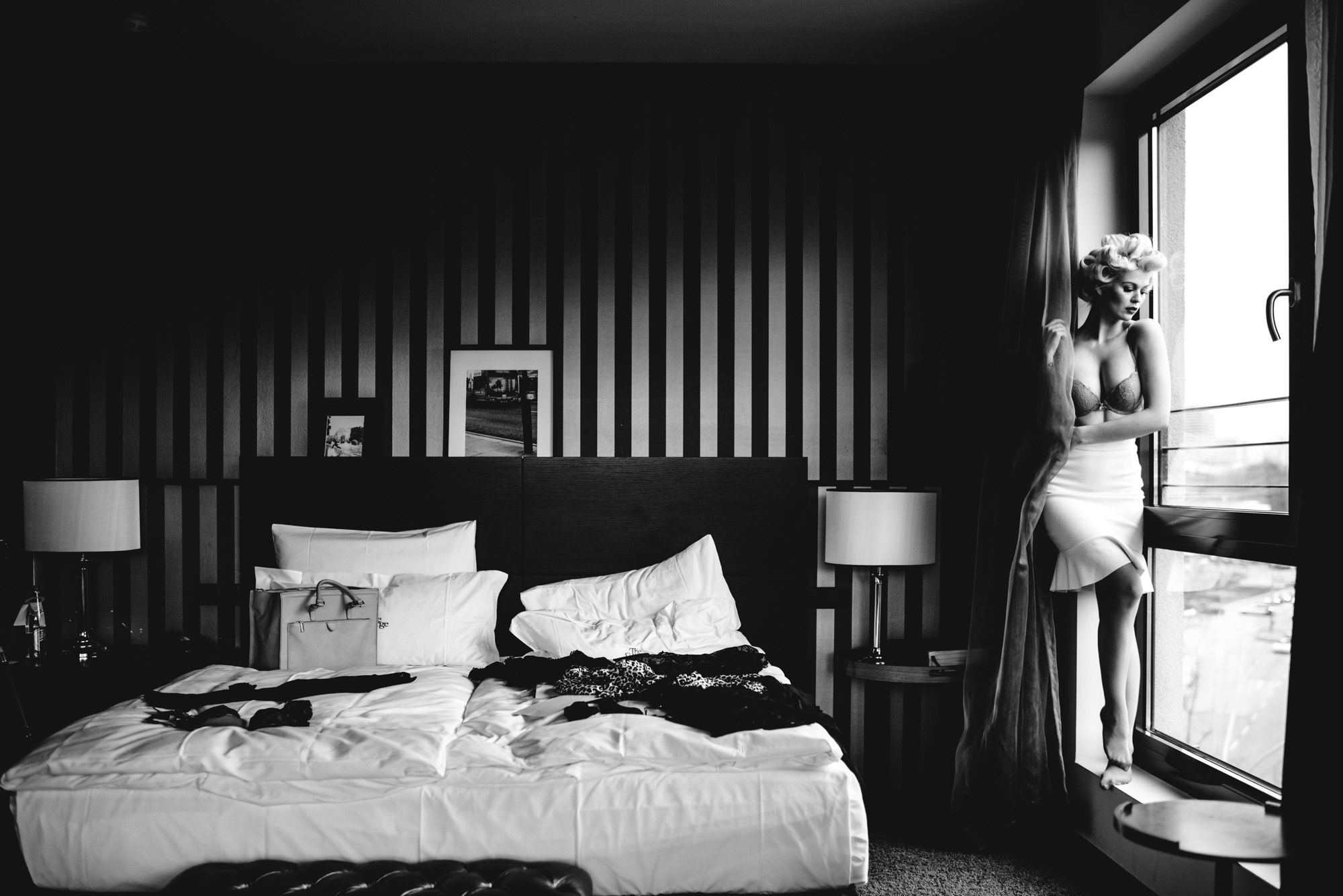 2000x1335, 343 Kb / ч/б, спальня, окно, блондинка, постель, подоконник