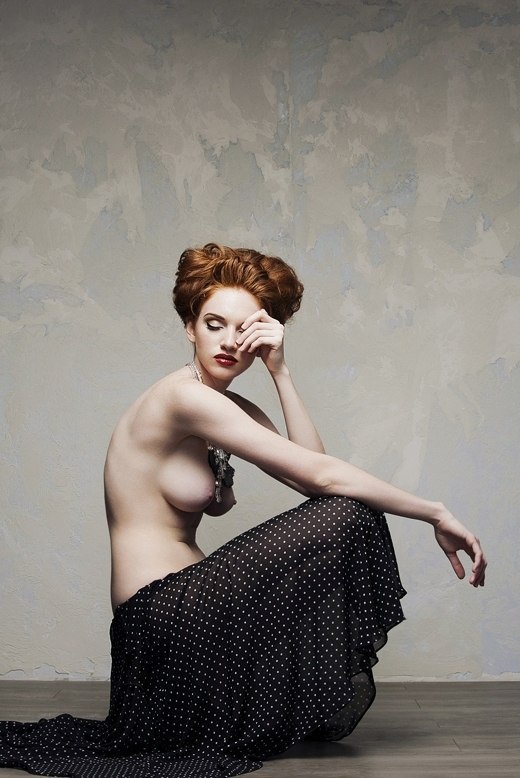 520x778, 75 Kb / топлесс, юбка, горошек, рыжая, сиськи, бусы