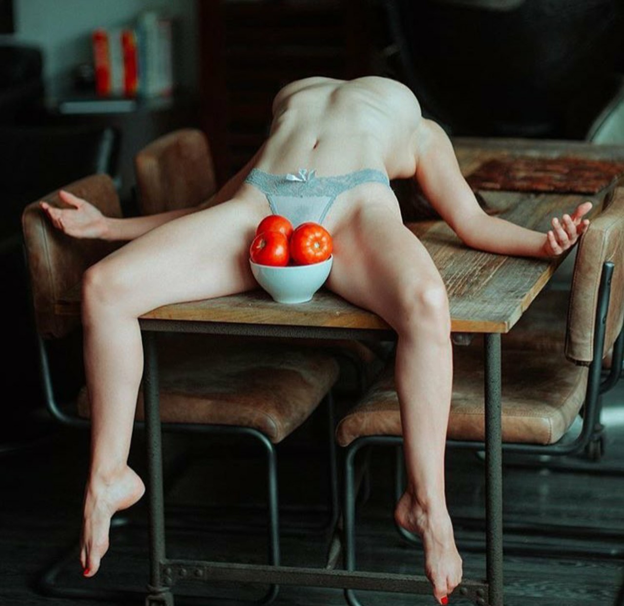 1280x1243, 190 Kb / прогиб, мостик, стол, стринги, чашка, помидоры, стул, поза