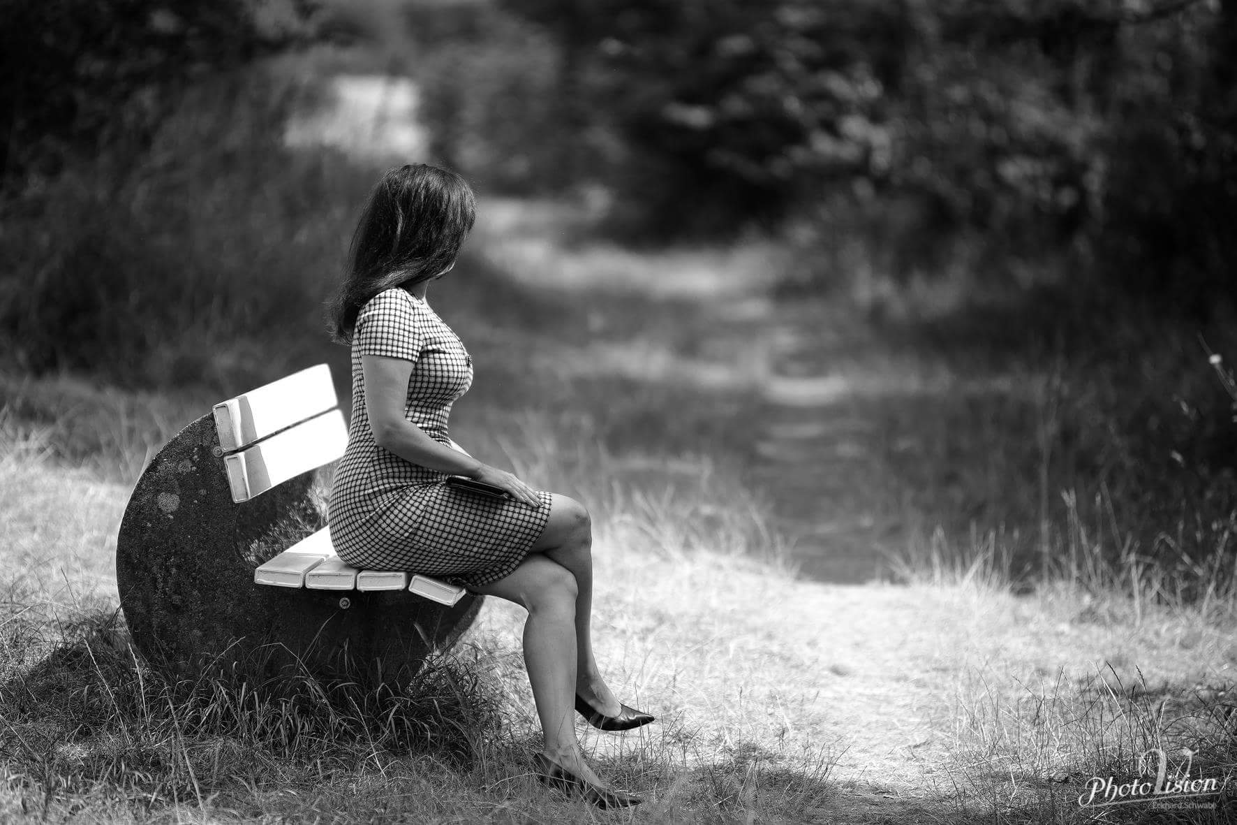 1772x1181, 207 Kb / женщина, скамейка, ч/б, трава, лес, лужайка, парк, шатенка, тропинка, дорожка, туфли