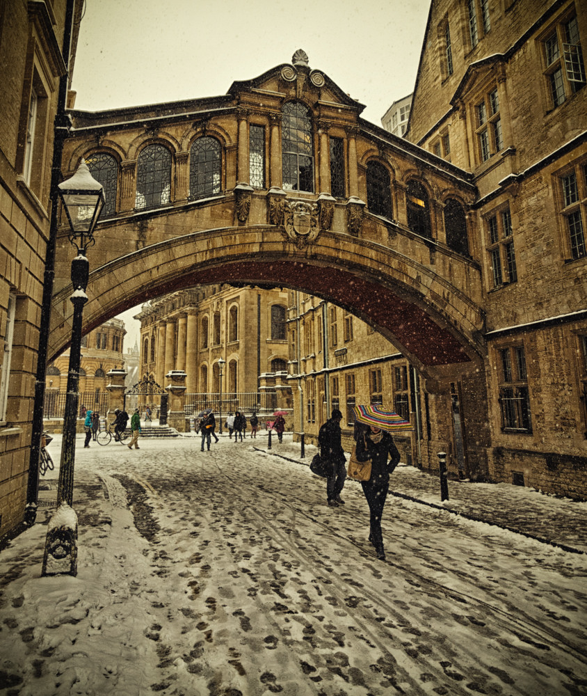 844x1000, 431 Kb / здания, мост, фонарь, прохожие, снег