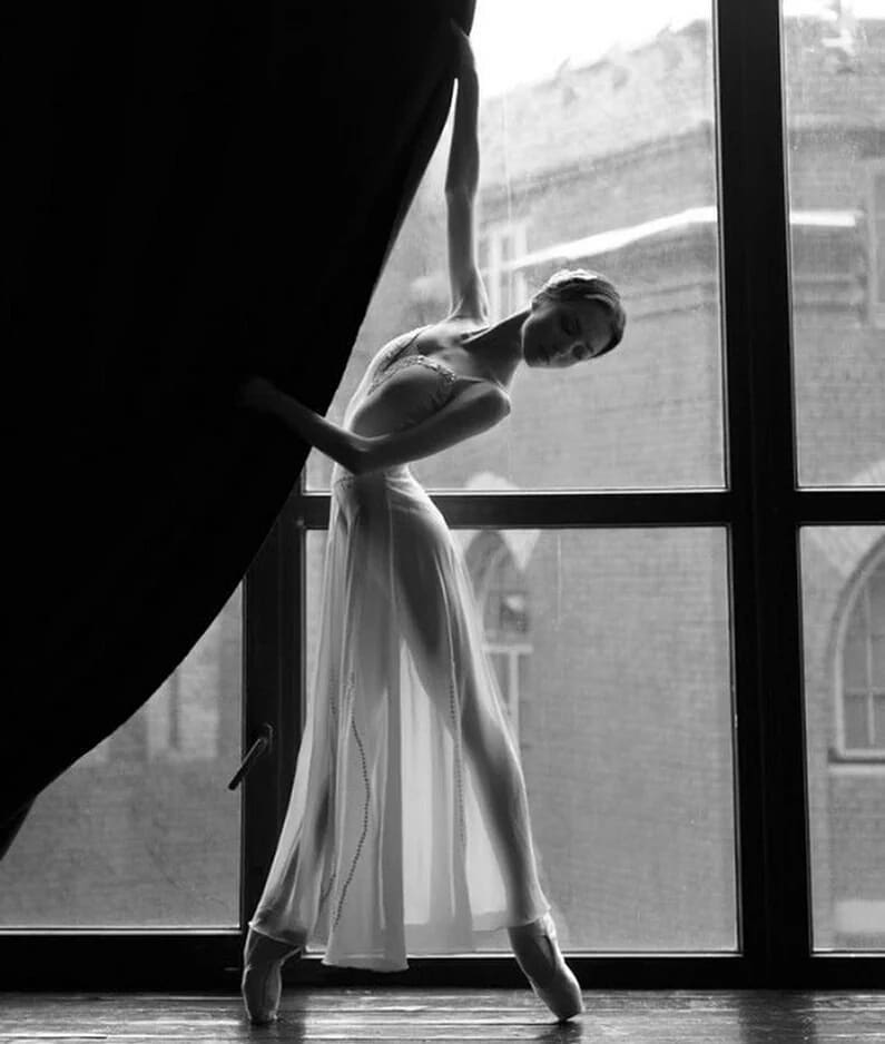 795x938, 49 Kb / балерина, окно, ч/б