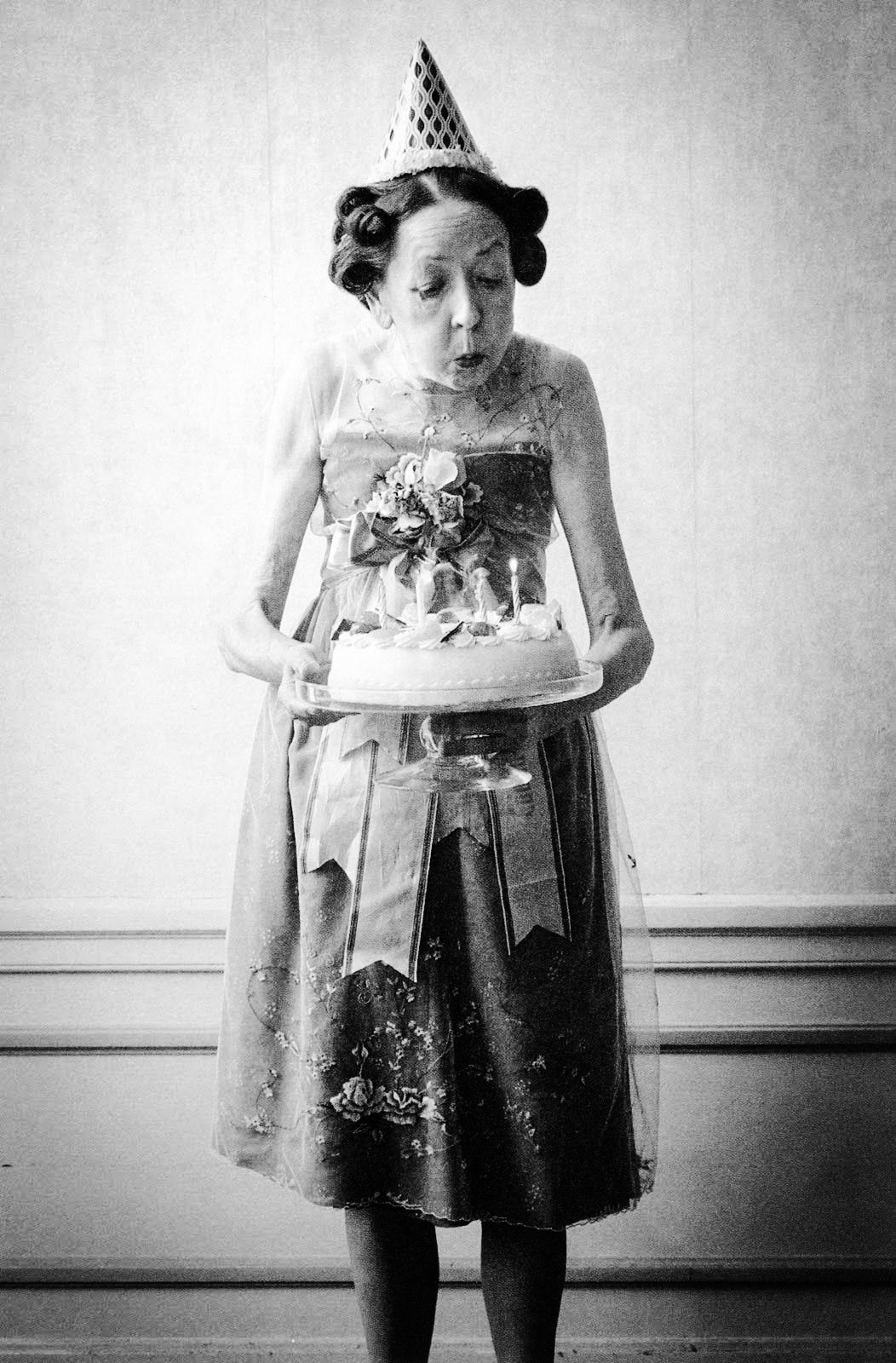 1052x1600, 290 Kb / старушка, торт, свечи, колпак, ч/б