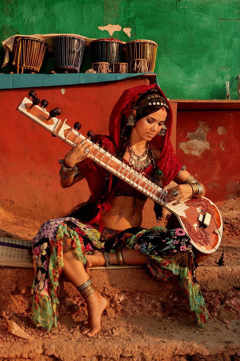 800x1204, 214 Kb / женщина, ситар, украшения, барабаны