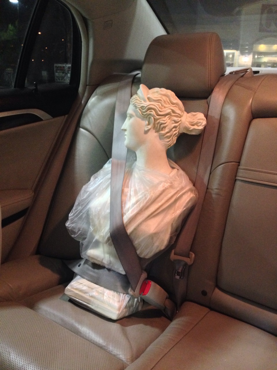 960x1280, 240 Kb / бюст, скульптура, сидение, машина, привязана, ремень безопасности