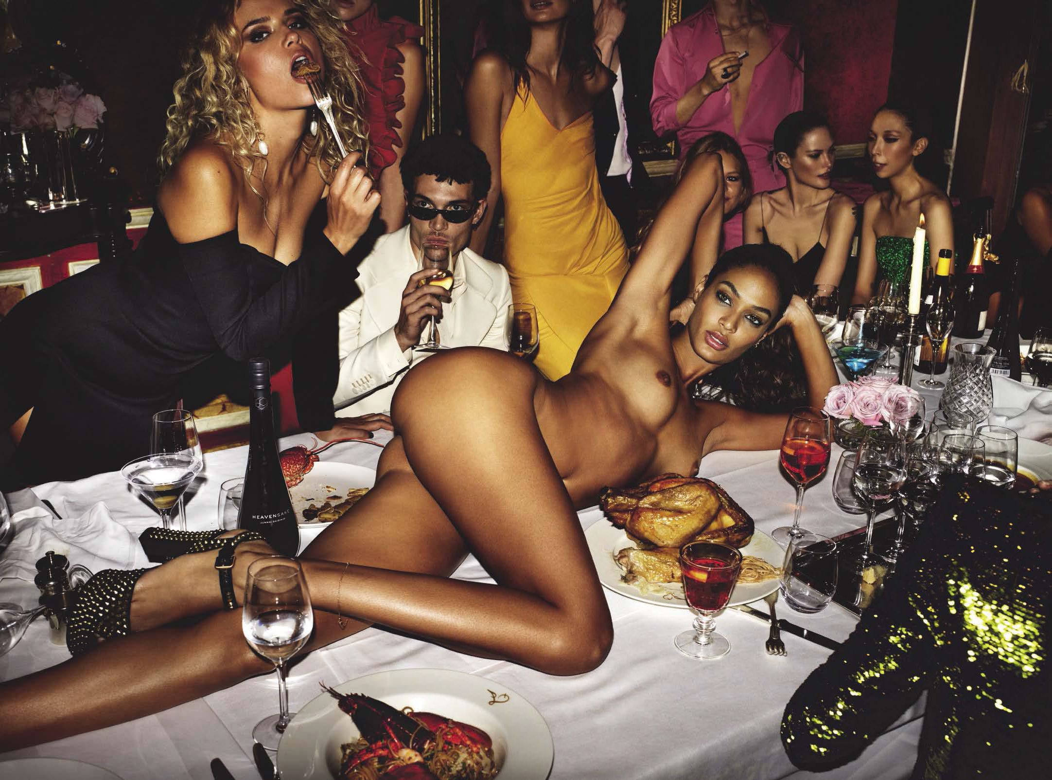 2164x1603, 419 Kb / стол, голая, девушки, бокалы, шампанское