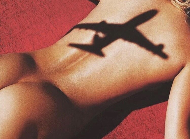 750x549, 96 Kb / попа, спина, тень, солнце, самолёт, блондинка