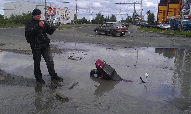 807x483, 93 Kb / мотоцикл, яма, лужа