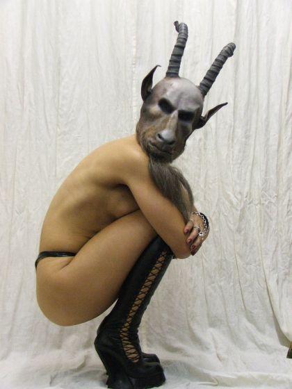 420x560, 28 Kb / девка, маска, рогатый, напоминает