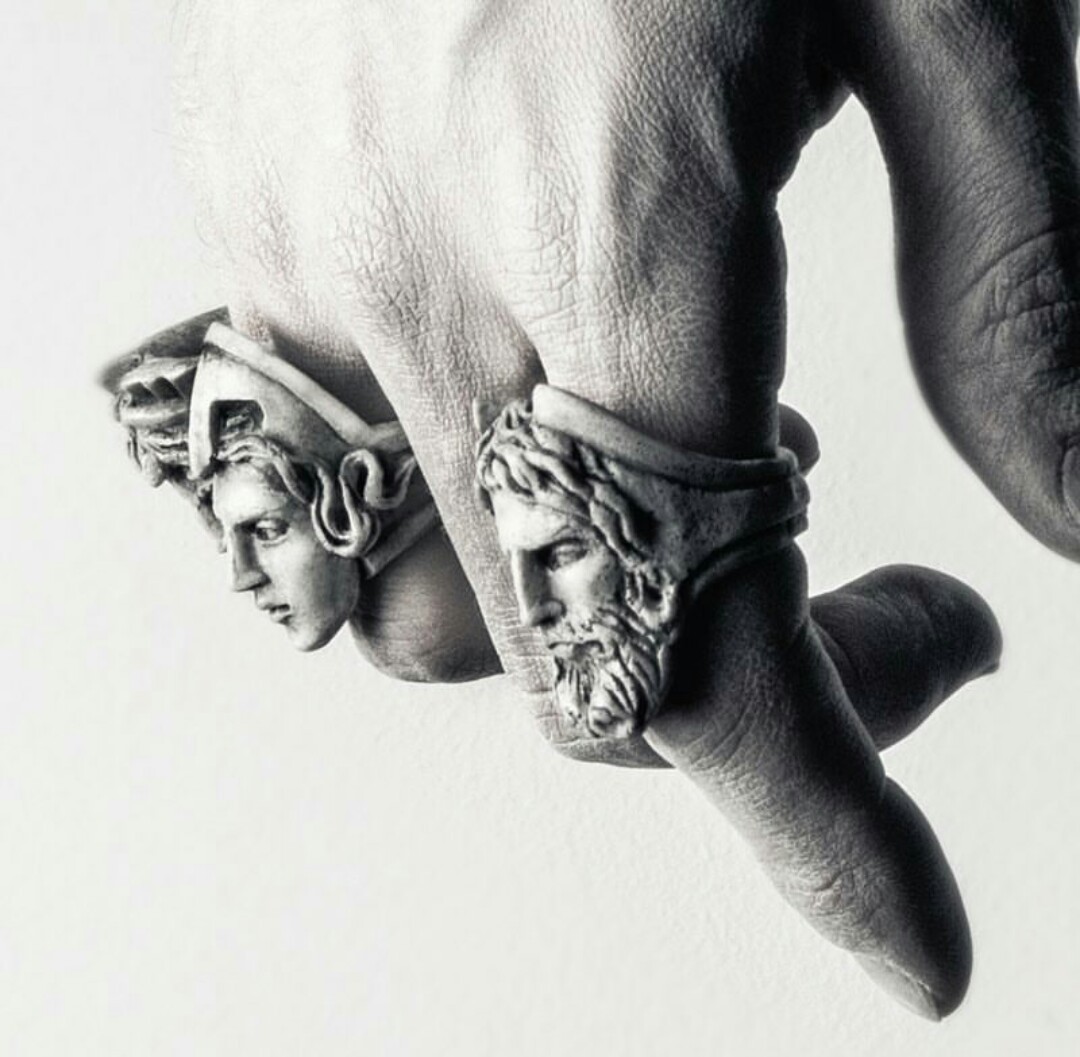 1080x1057, 153 Kb / рука, перстень, античность, головы, ч/б