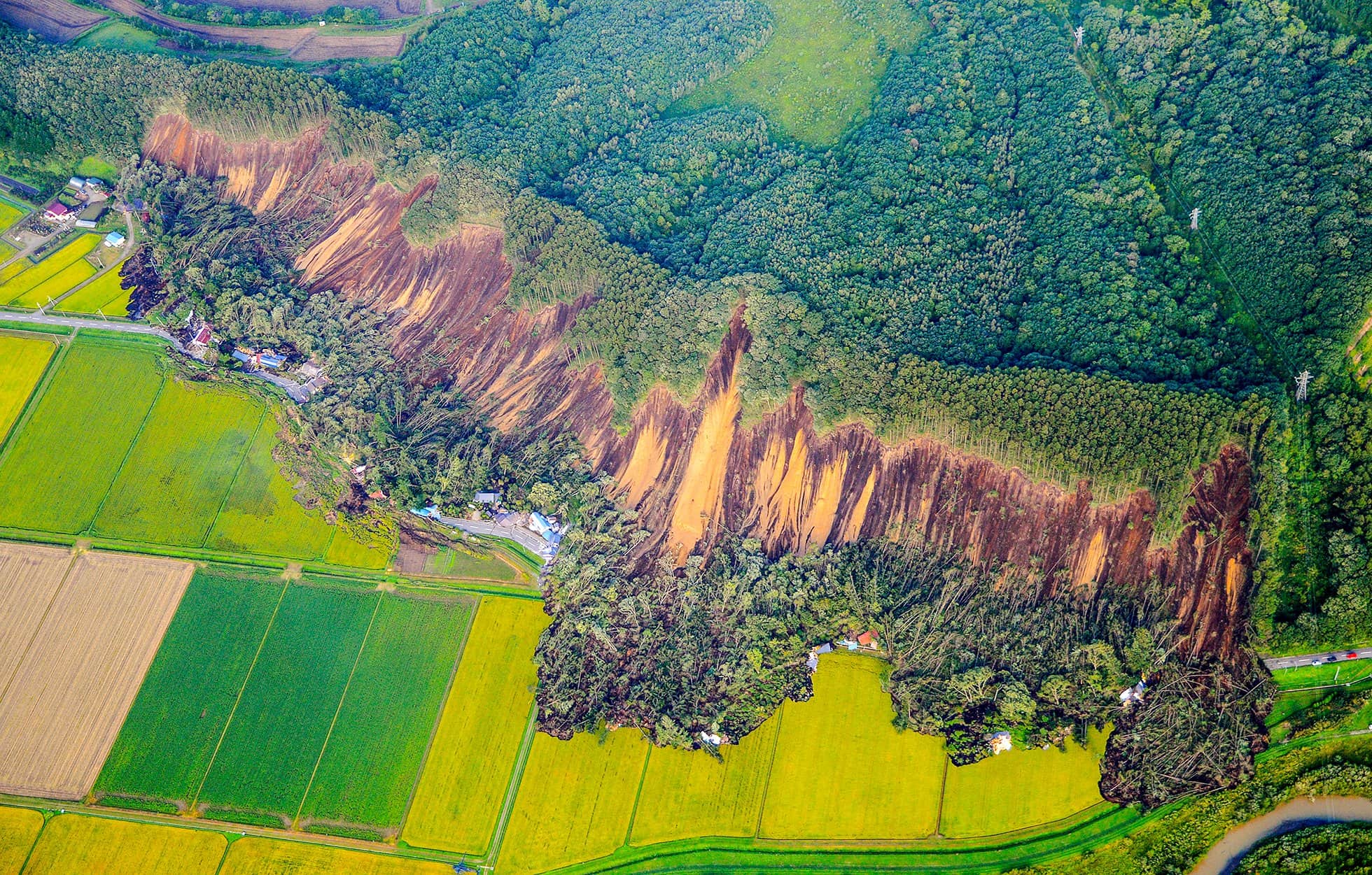 1960x1251, 599 Kb / горы, поля, дома, оползень, землетрясение