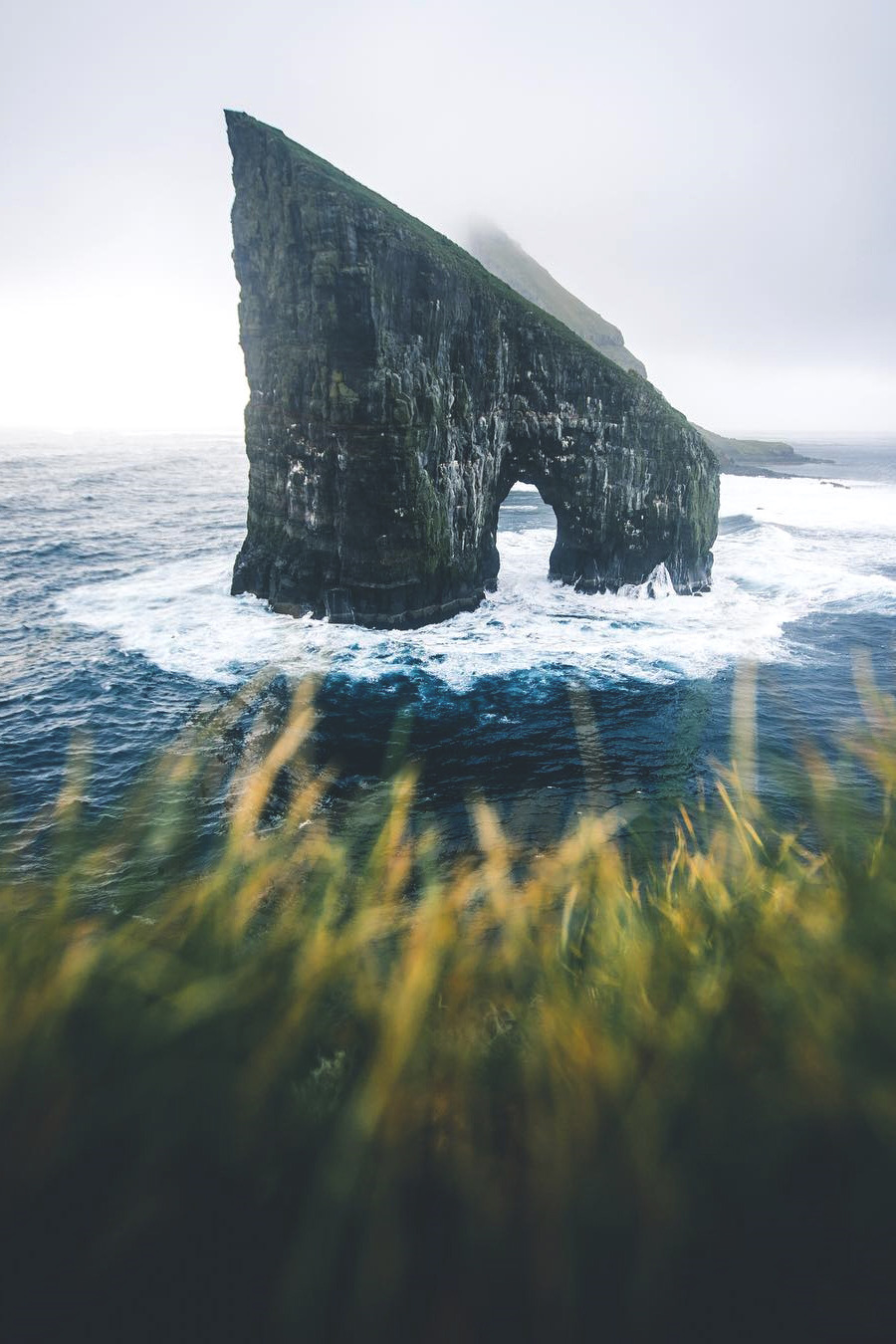 900x1350, 258 Kb / скала, море, пена