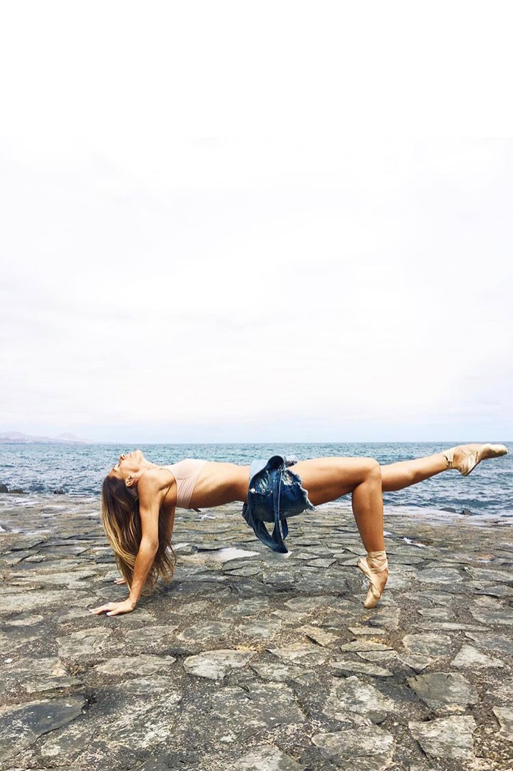 750x1126, 372 Kb / балерина, пуанты, джинса, топ, вода, камни